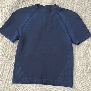 Lululemon size 0 Blue Short Sleeve Shirt